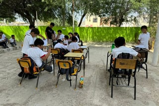 Por calor toman las clases al exterior en Gómez Palacio