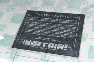 La placa menciona que el hotel se inauguró el 1 de marzo de 1958, 
lo que significaría que tiene 66 años, sin embargo, en el interior del 
edificio hay pendones donde se informa a la ciudadanía que el inmueble celebra su 65 aniversario.