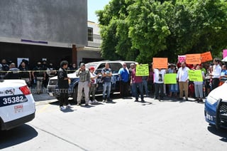Protestan simpatizantes de Shamir Fernández afuera del IEC Torreón