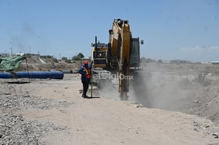 Celebran que Agua Saludable siga por lecho seco del Nazas; inician excavaciones
