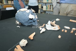 Un grupo de huesos humanos se mostraron sobre una mesa la mañana de este miércoles en la biblioteca del Museo Regional de La Laguna (MUREL). Se trató del llamado Hombre de Bilbao. Los restos son prehispánicos y fueron descubiertos hace dos años por turistas en las dunas de Bilbao, a orillas de la Laguna de Viesca. La Fiscalía de Personas Desaparecidas de Coahuila tomó el caso en primera instancia, pues se pensó que se trataba de una víctima reciente de la violencia, y tras analizar los huesos y determinar su antigüedad, notificó al Instituto Nacional de Antropología e Historia (INAH).