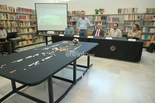 Un grupo de huesos humanos se mostraron sobre una mesa la mañana de este miércoles en la biblioteca del Museo Regional de La Laguna (MUREL). Se trató del llamado Hombre de Bilbao. Los restos son prehispánicos y fueron descubiertos hace dos años por turistas en las dunas de Bilbao, a orillas de la Laguna de Viesca. La Fiscalía de Personas Desaparecidas de Coahuila tomó el caso en primera instancia, pues se pensó que se trataba de una víctima reciente de la violencia, y tras analizar los huesos y determinar su antigüedad, notificó al Instituto Nacional de Antropología e Historia (INAH).