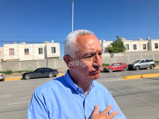 Este lunes estalló la huelga en la empresa Linamar de Gómez Palacio, por lo que el primer turno de personal, que ingresaba a las 7:00 horas a laborar, se quedó en el exterior de las instalaciones para exigir que se firme el contrato colectivo y que se les proporcione un aumento salarial.