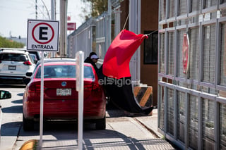 Este lunes estalló la huelga en la empresa Linamar de Gómez Palacio, por lo que el primer turno de personal, que ingresaba a las 7:00 horas a laborar, se quedó en el exterior de las instalaciones para exigir que se firme el contrato colectivo y que se les proporcione un aumento salarial.