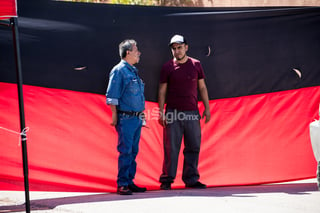 Este lunes estalló la huelga en la empresa Linamar de Gómez Palacio, por lo que el primer turno de personal, que ingresaba a las 7:00 horas a laborar, se quedó en el exterior de las instalaciones para exigir que se firme el contrato colectivo y que se les proporcione un aumento salarial.