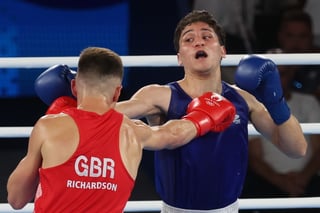 Paris (France), 06/08/2024.- Marco Alonso Verde Alvarez of Mexico (blue) and Lewis Richardson of Great Britain (red) in action during their Men's 71kg semifinal of the Boxing competitions in the Paris 2024 Olympic Games, at Roland Garros in Paris, France, 06 August 2024. (Francia, Gran Bretaña, Reino Unido) EFE/EPA/MOHAMMED BADRA
