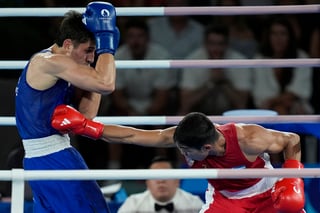 Uzbekistan's Asadkhuja Muydinkhujaev, right, fights Mexico's Marco Verde in their men's 71 kg final boxing match at the 2024 Summer Olympics, Friday, Aug. 9, 2024, in Paris, France. (AP Photo/John Locher)