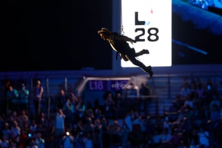 Tom Cruise cierra con acrobacia en los Juegos Olímpicos de París 2024