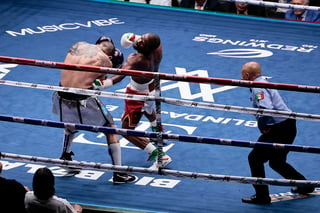 En combate sucio, Floyd Mayweather vence a John Gotti III