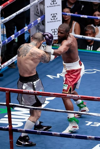 CIUDAD DE MÉXICO, 25/08/2024.- El boxeador estadounidense Floyd Mayweather (d) combate ante su compatriota John Gotti III, este sábado durante una pelea de exhibición en la Arena Ciudad de México, en Ciudad de México (México). EFE/José Méndez
