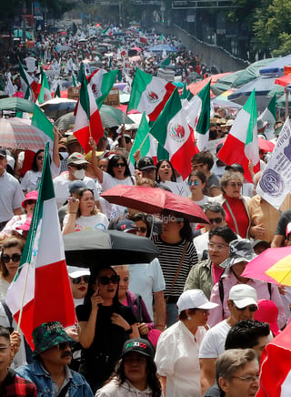 MEX6614. CIUDAD DE MÉXICO (MÉXICO), 25/08/2024.- Trabajadores del poder judicial protestan en contra de la reforma impulsada por el oficialismo, este domingo en Ciudad de México (México). Ciudadanos, opositores, organizaciones de la sociedad civil y trabajadores del poder judicial de México que están en huelga, se manifestaron para elevar la presión contra la reforma del presidente, Andrés Manuel López Obrador, que busca que haya elecciones populares para designar a juzgadores y a la Suprema Corte de Justicia de la Nación (SCJN). EFE/Mario Guzmán
