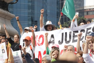 Miles de estudiantes de Derecho protestan en CDMX contra reforma judicial