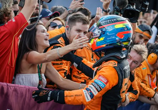 Oscar Piastri gana el Gran Premio de Azerbaiyán; 'Checo' Pérez quedó fuera tras choque con Sainz