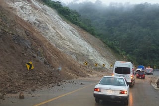 Dos muertos y 18 mil agentes desplegados en el sur de México tras el huracán John