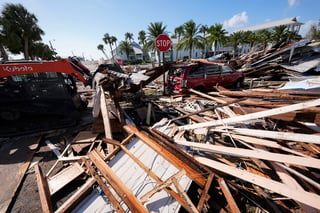 Helene, que la noche del jueves entró como un poderoso huracán de categoría 4 a través de la costa del noroeste de Florida, hasta el momento ha cobrado la vida de 41 víctimas, un conteo que puede ascender, y está dejando un sendero de destrucción por el sureste de Estados Unidos.