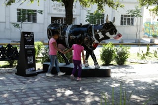 Inauguran exposición Cow Parade en el Paseo Colón de Torreón