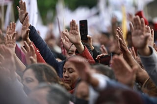 Así recibieron en el Zócalo capitalino el mensaje que dirigió Claudia Sheinbaum al pueblo de México, en el que reiteró sus cien compromisos con el país.