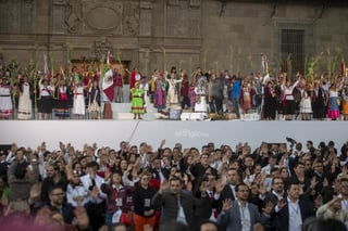 Así recibieron en el Zócalo capitalino el mensaje que dirigió Claudia Sheinbaum al pueblo de México, en el que reiteró sus cien compromisos con el país.