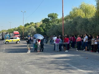 Bloquean vecinos la empresa Cribisa en Lerdo