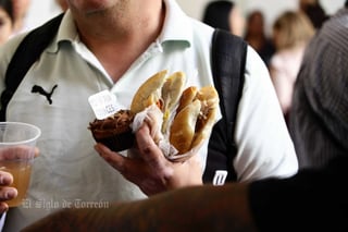 En el marco de la celebración del Día del Pan Francés en Torreón y como parte de las actividades en torno a su declaración como patrimonio turístico, gastronómico y cultural del municipio, este miércoles se llevó a cabo la develación de la placa conmemorativa y una pega de calcas a camionetas repartidoras del producto.