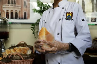 En el marco de la celebración del Día del Pan Francés en Torreón y como parte de las actividades en torno a su declaración como patrimonio turístico, gastronómico y cultural del municipio, este miércoles se llevó a cabo la develación de la placa conmemorativa y una pega de calcas a camionetas repartidoras del producto.