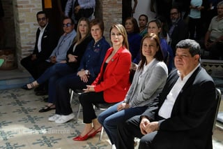 En el marco de la celebración del Día del Pan Francés en Torreón y como parte de las actividades en torno a su declaración como patrimonio turístico, gastronómico y cultural del municipio, este miércoles se llevó a cabo la develación de la placa conmemorativa y una pega de calcas a camionetas repartidoras del producto.