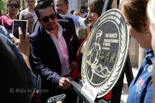 En el marco de la celebración del Día del Pan Francés en Torreón y como parte de las actividades en torno a su declaración como patrimonio turístico, gastronómico y cultural del municipio, este miércoles se llevó a cabo la develación de la placa conmemorativa y una pega de calcas a camionetas repartidoras del producto.