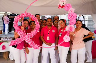 Con el lema “Mi lucha es rosa” y a fin de conmemorar el Día Mundial de la lucha contra el cáncer de mama, este viernes se formó un lazo rosa humano en el Hospital General de Zona con Medicina Familiar (HGZMF) No. 18 del Seguro Social en Torreón, con la participación del personal de salud.