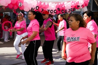 Con el lema “Mi lucha es rosa” y a fin de conmemorar el Día Mundial de la lucha contra el cáncer de mama, este viernes se formó un lazo rosa humano en el Hospital General de Zona con Medicina Familiar (HGZMF) No. 18 del Seguro Social en Torreón, con la participación del personal de salud.