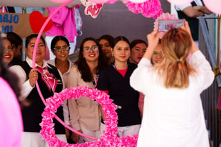 Con el lema “Mi lucha es rosa” y a fin de conmemorar el Día Mundial de la lucha contra el cáncer de mama, este viernes se formó un lazo rosa humano en el Hospital General de Zona con Medicina Familiar (HGZMF) No. 18 del Seguro Social en Torreón, con la participación del personal de salud.