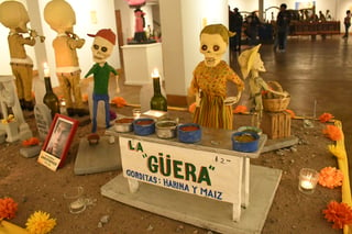 Son 80 las piezas de cartonería que conforman el acervo de las 'Calaveritas del Montón' del artista Hugo Ortíz, exposición que fue presentada en el Teatro Isauro Martínez (TIM).