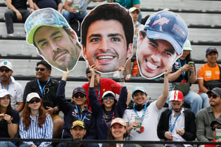 El español Carlos Sainz (Ferrari) reinó este domingo en el Gran Premio Ciudad de México y sumó su cuarta victoria en la Formula Uno con una plácida carrera en la que el británico Lando Norris (McLaren), segundo, recortó diez puntos la distancia en el Mundial respecto al neerlandés Max Verstappen (Red Bull), sexto tras una penalización de veinte segundos por sacar al inglés de la pista.