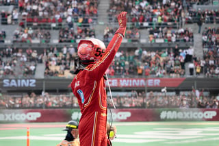 El español Carlos Sainz (Ferrari) reinó este domingo en el Gran Premio Ciudad de México y sumó su cuarta victoria en la Formula Uno con una plácida carrera en la que el británico Lando Norris (McLaren), segundo, recortó diez puntos la distancia en el Mundial respecto al neerlandés Max Verstappen (Red Bull), sexto tras una penalización de veinte segundos por sacar al inglés de la pista.