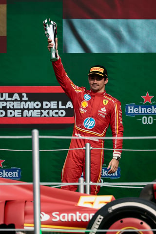 El español Carlos Sainz (Ferrari) reinó este domingo en el Gran Premio Ciudad de México y sumó su cuarta victoria en la Formula Uno con una plácida carrera en la que el británico Lando Norris (McLaren), segundo, recortó diez puntos la distancia en el Mundial respecto al neerlandés Max Verstappen (Red Bull), sexto tras una penalización de veinte segundos por sacar al inglés de la pista.