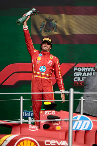 El español Carlos Sainz (Ferrari) reinó este domingo en el Gran Premio Ciudad de México y sumó su cuarta victoria en la Formula Uno con una plácida carrera en la que el británico Lando Norris (McLaren), segundo, recortó diez puntos la distancia en el Mundial respecto al neerlandés Max Verstappen (Red Bull), sexto tras una penalización de veinte segundos por sacar al inglés de la pista.