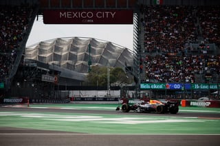 El español Carlos Sainz (Ferrari) reinó este domingo en el Gran Premio Ciudad de México y sumó su cuarta victoria en la Formula Uno con una plácida carrera en la que el británico Lando Norris (McLaren), segundo, recortó diez puntos la distancia en el Mundial respecto al neerlandés Max Verstappen (Red Bull), sexto tras una penalización de veinte segundos por sacar al inglés de la pista.