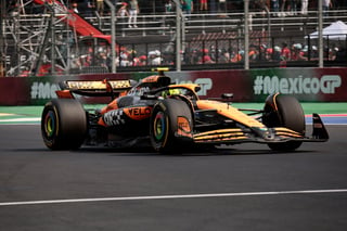 El español Carlos Sainz (Ferrari) reinó este domingo en el Gran Premio Ciudad de México y sumó su cuarta victoria en la Formula Uno con una plácida carrera en la que el británico Lando Norris (McLaren), segundo, recortó diez puntos la distancia en el Mundial respecto al neerlandés Max Verstappen (Red Bull), sexto tras una penalización de veinte segundos por sacar al inglés de la pista.