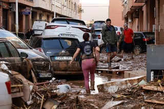 El último recuento de víctimas mortales a causa de las inundaciones por la dana en la provincia de Valencia eleva la cifra provisional a más de 100, según comunicó este jueves Emergencias de la Generalitat Valenciana -gobierno regional valenciano-, lo que supone decenas más que el recuento anterior.

La Generalitat activó el Procedimiento de Múltiples Víctimas el martes por la noche, si bien las primeras confirmaciones de fallecidos se conocieron este miércoles, jornada que comenzó con la cifra de 51 personas fallecidas y acabó anoche con un recuento oficial de 92, siempre con carácter provisional.

Los servicios de emergencia continúan con la labores de desescombro y todos los cuerpos mortales que se localizan tras las inundaciones son trasladados a la morgue que se ha instalado en la Ciudad de la Justicia de Valencia. 

Actualmente la cifra se ubica en 155.