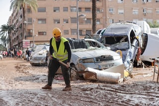 El último recuento de víctimas mortales a causa de las inundaciones por la dana en la provincia de Valencia eleva la cifra provisional a más de 100, según comunicó este jueves Emergencias de la Generalitat Valenciana -gobierno regional valenciano-, lo que supone decenas más que el recuento anterior.

La Generalitat activó el Procedimiento de Múltiples Víctimas el martes por la noche, si bien las primeras confirmaciones de fallecidos se conocieron este miércoles, jornada que comenzó con la cifra de 51 personas fallecidas y acabó anoche con un recuento oficial de 92, siempre con carácter provisional.

Los servicios de emergencia continúan con la labores de desescombro y todos los cuerpos mortales que se localizan tras las inundaciones son trasladados a la morgue que se ha instalado en la Ciudad de la Justicia de Valencia. 

Actualmente la cifra se ubica en 155.