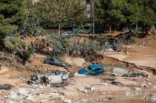 El último recuento de víctimas mortales a causa de las inundaciones por la dana en la provincia de Valencia eleva la cifra provisional a más de 100, según comunicó este jueves Emergencias de la Generalitat Valenciana -gobierno regional valenciano-, lo que supone decenas más que el recuento anterior.

La Generalitat activó el Procedimiento de Múltiples Víctimas el martes por la noche, si bien las primeras confirmaciones de fallecidos se conocieron este miércoles, jornada que comenzó con la cifra de 51 personas fallecidas y acabó anoche con un recuento oficial de 92, siempre con carácter provisional.

Los servicios de emergencia continúan con la labores de desescombro y todos los cuerpos mortales que se localizan tras las inundaciones son trasladados a la morgue que se ha instalado en la Ciudad de la Justicia de Valencia. 

Actualmente la cifra se ubica en 155.