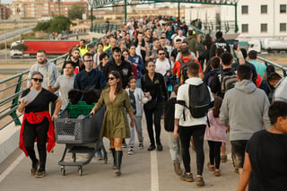 El Gobierno español elevó este viernes a 205 el número de muertos por el temporal que azota el este del país desde el pasado martes, mientras continúa la búsqueda desesperada de desaparecidos en las zonas inundadas y las autoridades tratan de hacer llegar alimentos a las poblaciones afectadas, en la catástrofe natural más grave que ha sufrido el país en décadas.