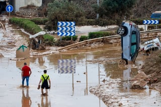 El Gobierno español elevó este viernes a 205 el número de muertos por el temporal que azota el este del país desde el pasado martes, mientras continúa la búsqueda desesperada de desaparecidos en las zonas inundadas y las autoridades tratan de hacer llegar alimentos a las poblaciones afectadas, en la catástrofe natural más grave que ha sufrido el país en décadas.