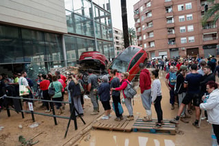 El Gobierno español elevó este viernes a 205 el número de muertos por el temporal que azota el este del país desde el pasado martes, mientras continúa la búsqueda desesperada de desaparecidos en las zonas inundadas y las autoridades tratan de hacer llegar alimentos a las poblaciones afectadas, en la catástrofe natural más grave que ha sufrido el país en décadas.