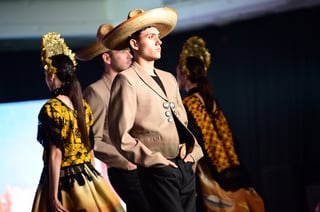 Se llevó a cabo el desfile de modas “Catrinas del Desierto: Vistiéndonos de México”, del diseñador mexicano Armando Mafud, cuyos recursos serán utilizados para realizar cirugías auditivas a niñas y niños coahuilenses, a través del DIF Coahuila.