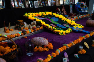 Con motivo de la celebración por el Día de Muertos, una de las festividades más representativas de la cultura mexicana, cientos de escuelas de La Laguna se llenaron de color, amor y alegría para honrar la memoria de todas aquellas personas que ya no están en el plano terrenal pero que se cree, sus almas regresan a casa en estas fechas a visitar a sus familiares y nutrirse de la esencia del alimento que se les ofrece en los altares.