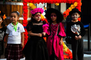 Con motivo de la celebración por el Día de Muertos, una de las festividades más representativas de la cultura mexicana, cientos de escuelas de La Laguna se llenaron de color, amor y alegría para honrar la memoria de todas aquellas personas que ya no están en el plano terrenal pero que se cree, sus almas regresan a casa en estas fechas a visitar a sus familiares y nutrirse de la esencia del alimento que se les ofrece en los altares.