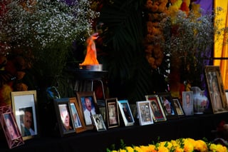 Con motivo de la celebración por el Día de Muertos, una de las festividades más representativas de la cultura mexicana, cientos de escuelas de La Laguna se llenaron de color, amor y alegría para honrar la memoria de todas aquellas personas que ya no están en el plano terrenal pero que se cree, sus almas regresan a casa en estas fechas a visitar a sus familiares y nutrirse de la esencia del alimento que se les ofrece en los altares.