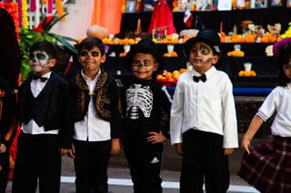 Con motivo de la celebración por el Día de Muertos, una de las festividades más representativas de la cultura mexicana, cientos de escuelas de La Laguna se llenaron de color, amor y alegría para honrar la memoria de todas aquellas personas que ya no están en el plano terrenal pero que se cree, sus almas regresan a casa en estas fechas a visitar a sus familiares y nutrirse de la esencia del alimento que se les ofrece en los altares.