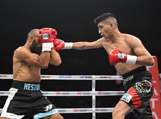 Demasiada pieza fue el lagunero Javid 'Gallo Giro' Ramírez, para el excampeón mundial Carlos 'King' Molina, al noquearlo en dos rounds y proclamarse monarca Internacional del Consejo Mundial de Boxeo (WBC, por sus siglas en inglés) de peso Medio, anoche en el Auditorio Municipal de Torreón.