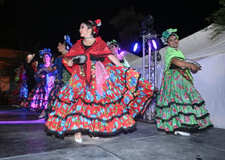 El escritor mexicano Juan Rulfo expresó que los latinoamericanos constantemente piensan en la muerte. Esta reflexión se hizo palpable el 2 de noviembre en Torreón, durante la tercera edición del Festival Cultural Día de Muertos, que incluyó un altar de cuatro caras y un camino al Mictlán adornado con flores de cempasúchil